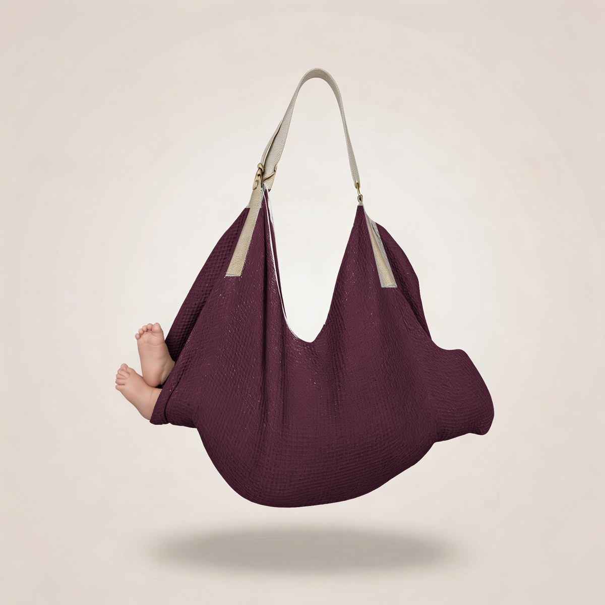 Cocon Nidarya bordeaux suspendu, bandoulière beige et petits pieds visibles